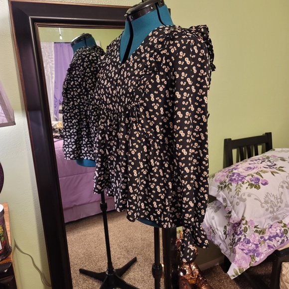 Kay + Jay women's large long sleeve rufffles black with daisies. New with tags!! - Picture 2 of 6